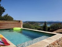 Piscine. Vue panoramique lac et montagne. ©Sabrina_Kimps